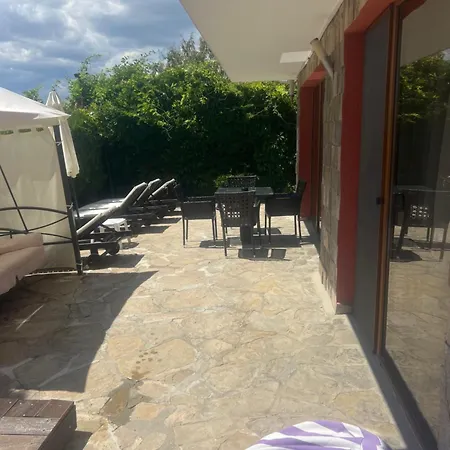 Red Iguana 3*