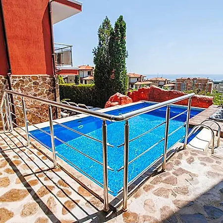Red Iguana Hotel 3*
