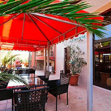 Red Iguana Hotel